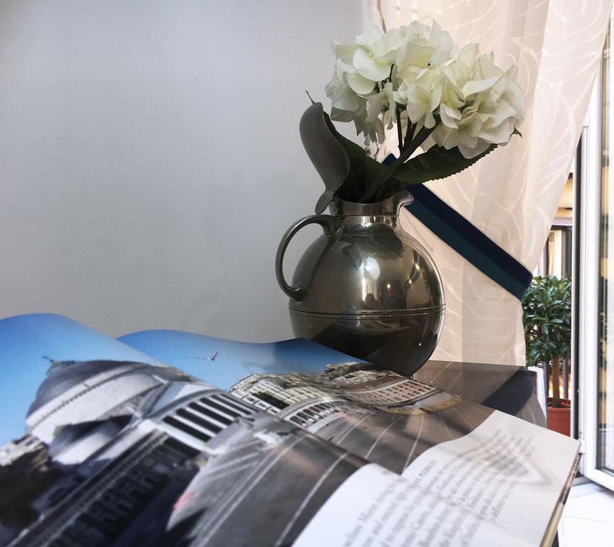 Sebeto Toledo Apartment Napoli Bagian luar foto